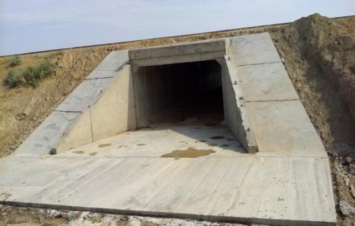 Скотопрогон на ПК244+72.Укрепление выходного русло и откосов насыпи монолитным бетоном. Скотопрогон на ПК244+72.Укрепление выходного русло и откосов насыпи монолитным бетоном.