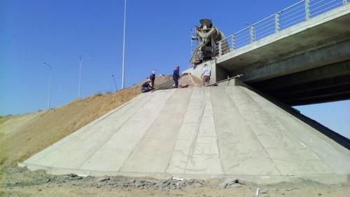 Путепровод на транспортной развязке. Пк196+51, 69. Укрепление откоса конусов монолитным бетоном. Путепровод на транспортной развязке. Пк196+51, 69. Укрепление откоса конусов монолитным бетоном.