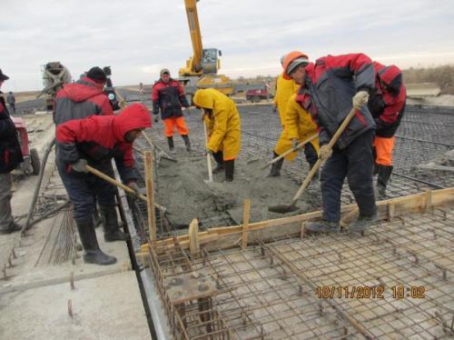 Бетонирование накладной плиты мостового полотна моста на ПК 215 Бетонирование накладной плиты мостового полотна моста на ПК 215