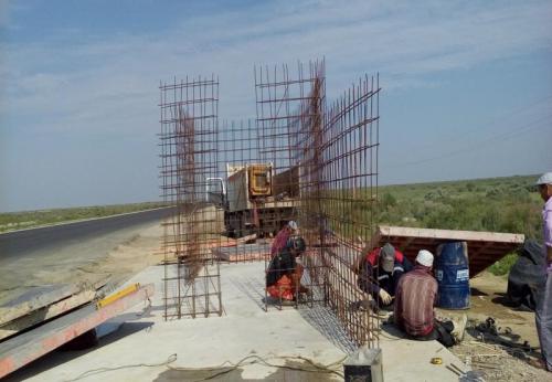 SP92+91 Left. Reinforcement and installation of casing of reinforced concrete walls of bus shelters SP92+91 Left. Reinforcement and installation of casing of reinforced concrete walls of bus shelters