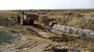 Съезд на ПК230+90. Ж/Б труба Д=1,0м Подговительные работы по обратной засыпки котлована Съезд на ПК230+90. Ж/Б труба Д=1,0м Подговительные работы по обратной засыпки котлована