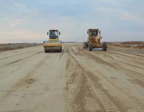 Завершающая отделка земляного полотно дороги на ПК78+00-ПК78+80. Подрядчик ОАО "Евраскон" Завершающая отделка земляного полотно дороги на ПК78+00-ПК78+80. Подрядчик ОАО "Евраскон"