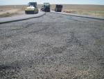 The upper layer of the base of a highly porous asphalt