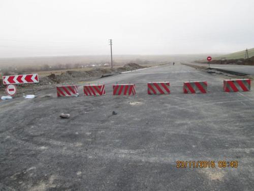 PK 319. Installation of concrete fence, in order to limit traffic through the road under construction. PK 319. Installation of concrete fence, in order to limit traffic through the road under construction.