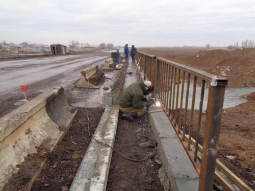 Construction of guard railings on the bridge PK 864+68 (left) Construction of guard railings on the bridge PK 864+68 (left)
