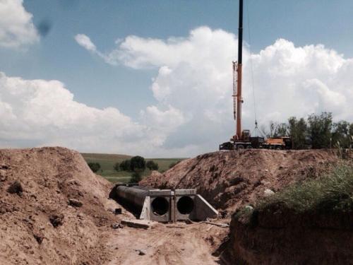 ПК 401+36 правая сторона Монтаж водопропускной трубы 2хø1,5м ПК 401+36 правая сторона Монтаж водопропускной трубы 2хø1,5м